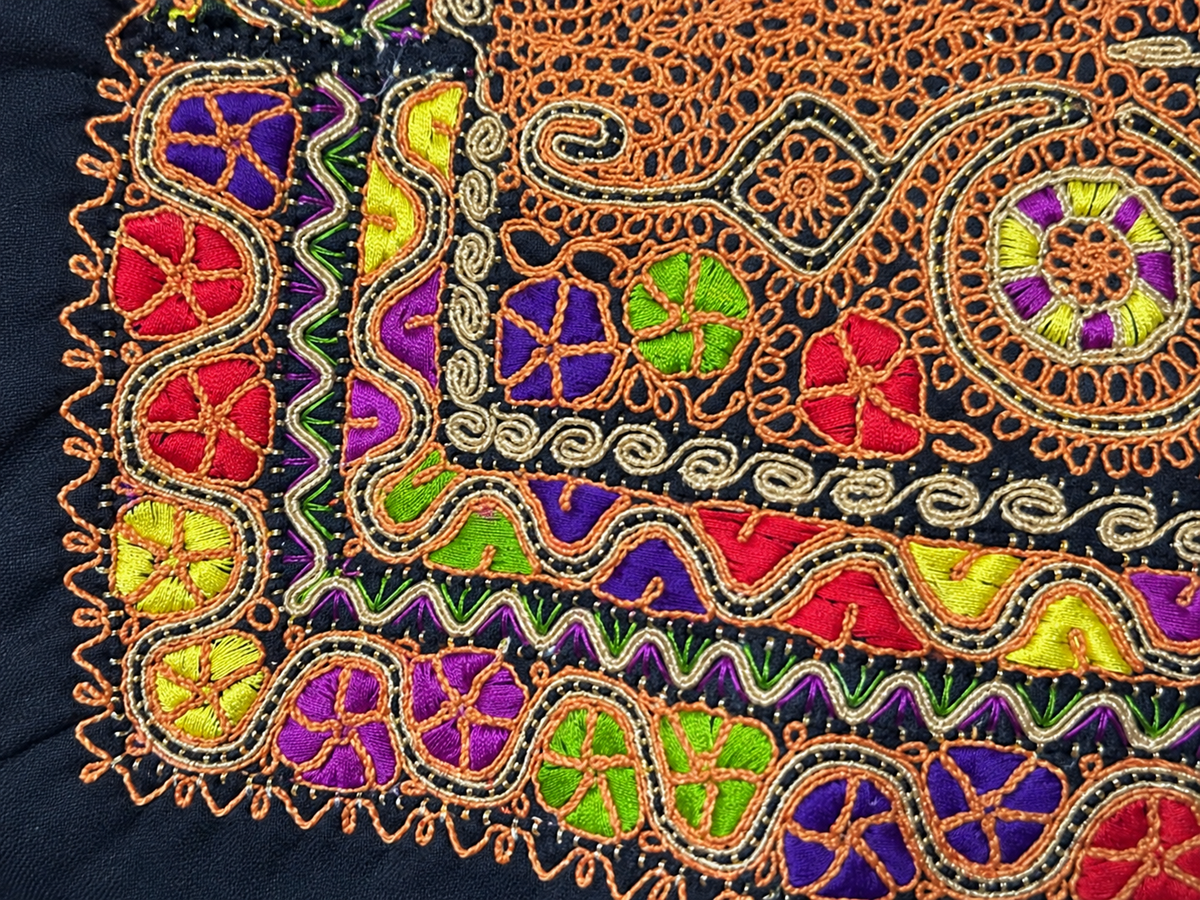 Scroll Tahriri Bag - Gold and Multicolour - embroidery detail