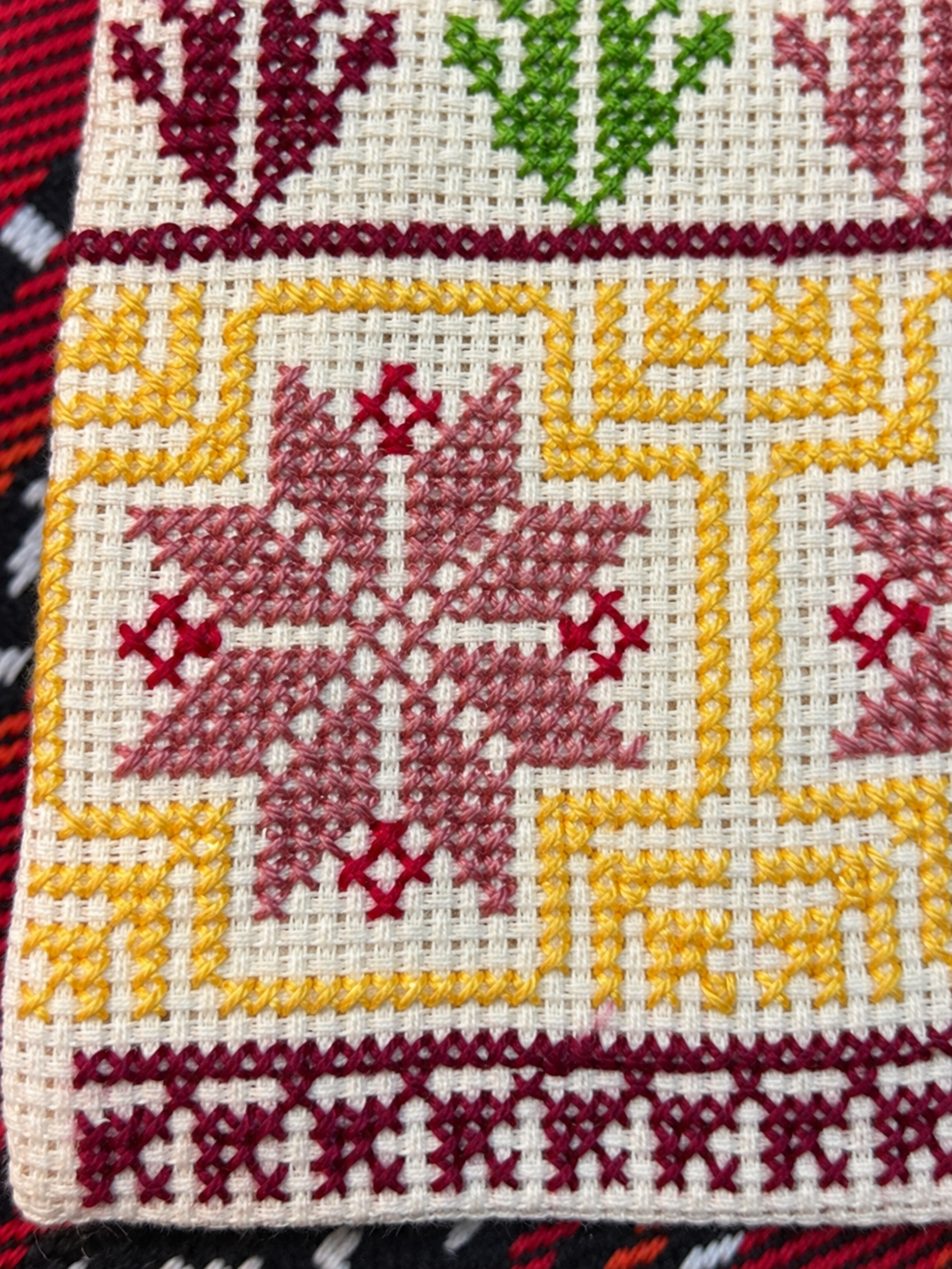 Twin Star Tatreez Coin Purse - Mauve and Yellow - embroidery detail